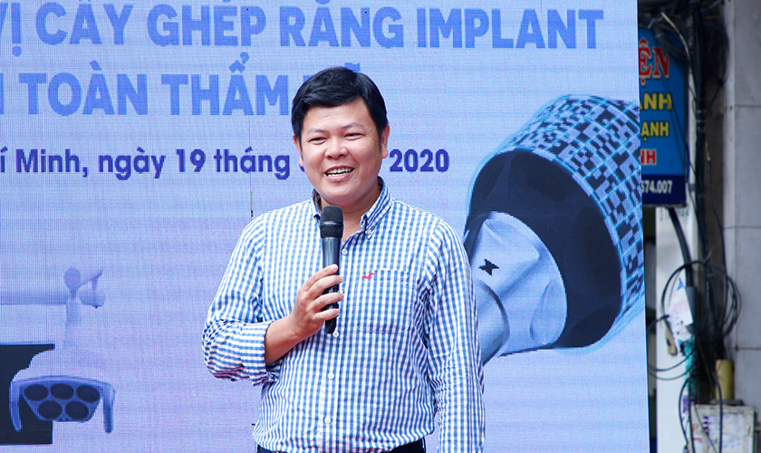 Customer N.T.H expressed his feelings after 15 minutes placing implant using Navigation technology performed by Dr. Vo Van Nhan at the event on June 19, 2020.